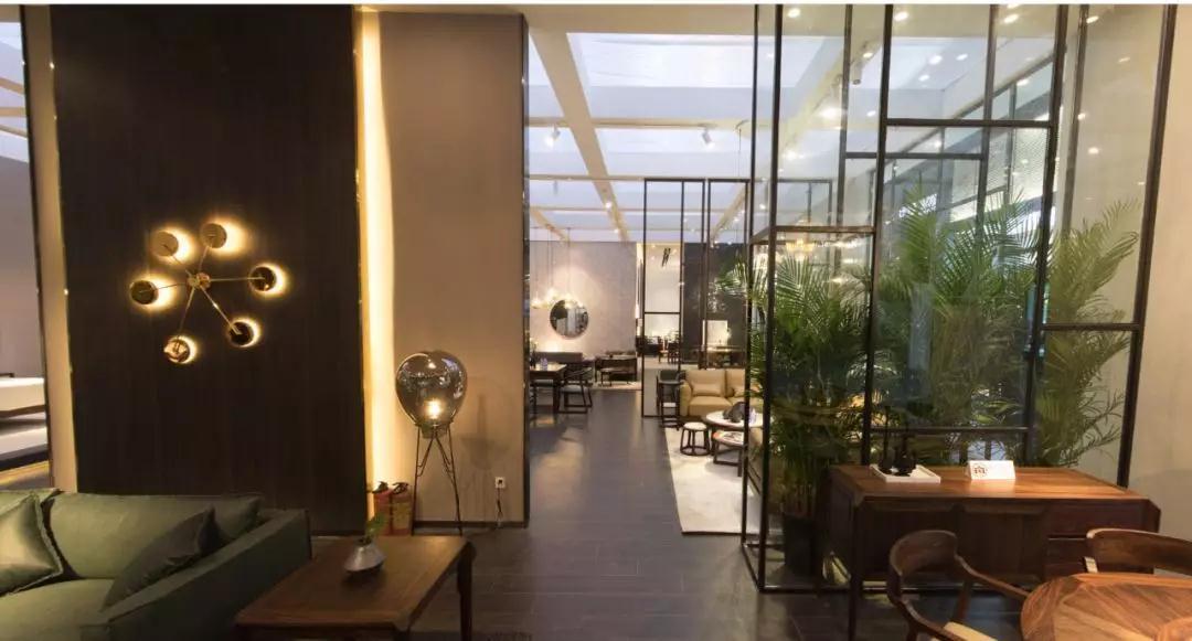 以市场需求为导向 以客户理念定制为核心 以生活文化交融的新中式产品 满足八零九零新贵一族 对现代家居生活美好向往