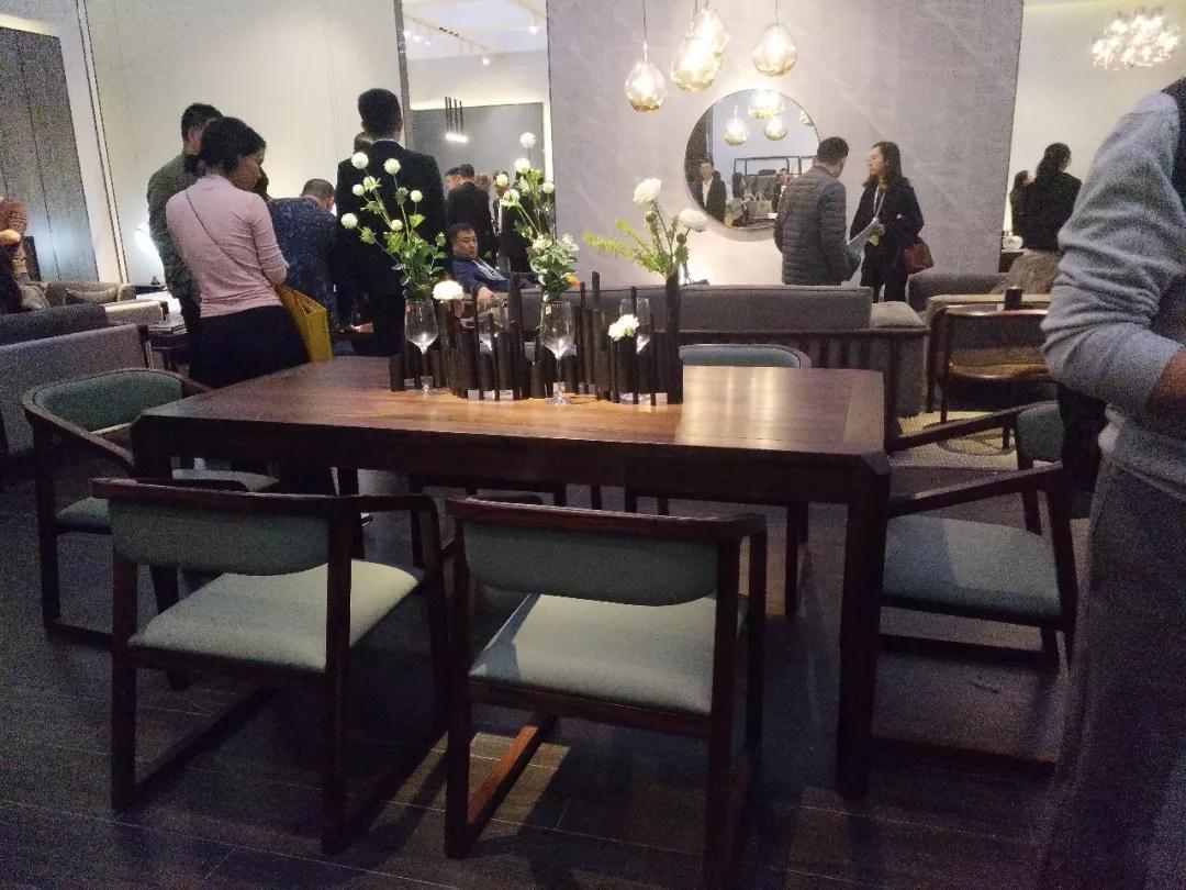 主材选用优质的收藏级国标红木（阔叶黄檀）黑酸枝和意大利优质真皮顶级布艺，将中国传统榫卯结构与意大利极简工艺相结合，颠覆了将传统符号简单再现的设计语汇，总是出乎意料，却在情理之中，不断让我们为之耳目一新。