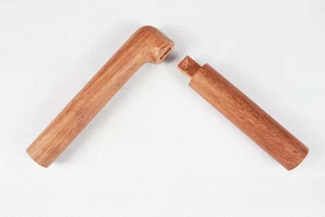 产品特色 齐家系列采用榫卯作为连接结构,产品无需一颗钉子,便可把所有部件组装完成。榫卯结构传承了中华传统家具制造文化和工艺,也浓缩了古人的智慧。