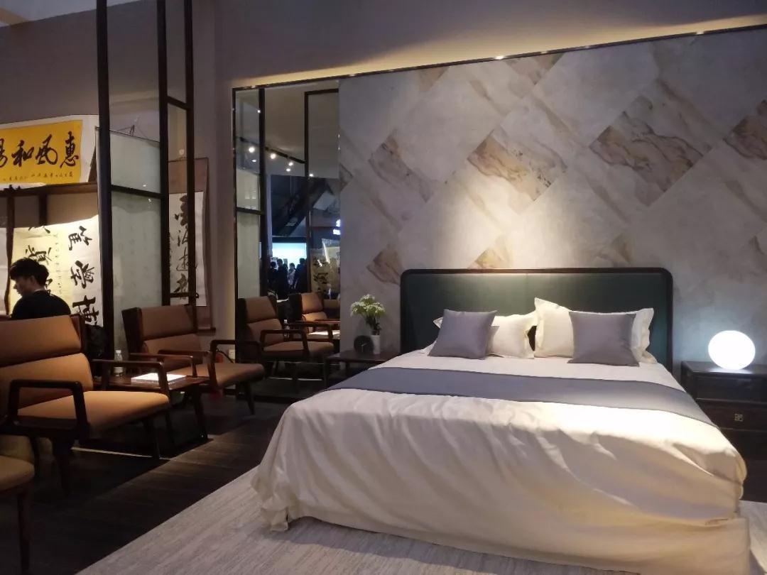 主材选用优质的收藏级国标红木（阔叶黄檀）黑酸枝和意大利优质真皮顶级布艺，将中国传统榫卯结构与意大利极简工艺相结合，颠覆了将传统符号简单再现的设计语汇，总是出乎意料，却在情理之中，不断让我们为之耳目一新。