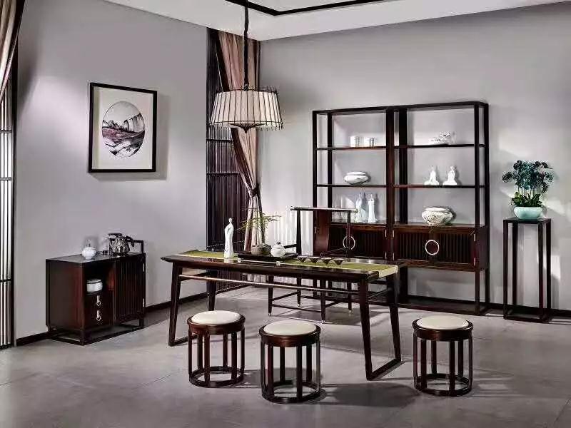 恬静的居所,典雅的新中式家具,相得益彰的装饰点缀,营造出一个温馨舒适的家!