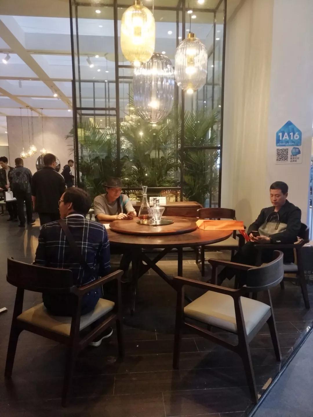 主材选用优质的收藏级国标红木（阔叶黄檀）黑酸枝和意大利优质真皮顶级布艺，将中国传统榫卯结构与意大利极简工艺相结合，颠覆了将传统符号简单再现的设计语汇，总是出乎意料，却在情理之中，不断让我们为之耳目一新。