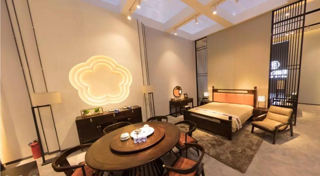 以市场需求为导向 以客户理念定制为核心 以生活文化交融的新中式产品 满足八零九零新贵一族 对现代家居生活美好向往