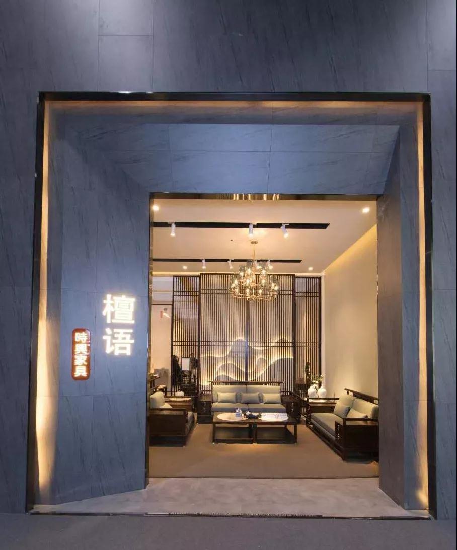 卓越的工艺与穿越时空的设计必将发展成为极简时尚的国际化原创品牌，对现代生活新贵精神的新鲜诠释。其标志性的传统榫卯工艺与木蜡油擦色，可融入任何现代家居空间无论是全案配套豪宅别墅，还是高端会所都可以自然而然统领风范，或如点睛成为决定格局的传世之作。